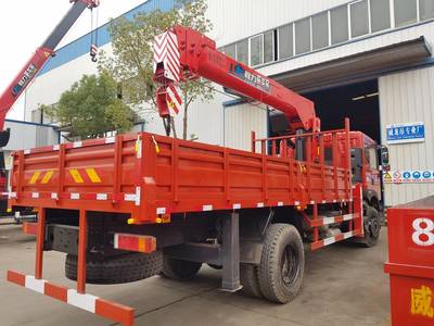 东风特商单桥8吨180马力威龙科技随车吊挖机拖车 工程运输领域的多面手