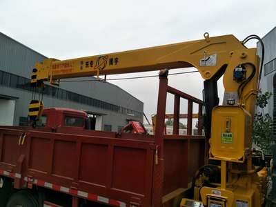 腾宇12吨随车吊与后双桥挖机拖车价格解析